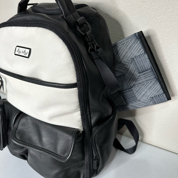 ❌Sold on Mer❌ Itzy Ritzy Diaper Bag Backpack Large Capacity Boss Backpack - Picture 6 of 10